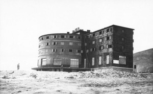 Il rifugio del Gran Sasso nella foto scattata dai tedeschi che liberarono Mussolini dalla prigionia