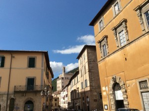 Gubbio, il Palazzo dei Consoli visto da piazza Oderisi