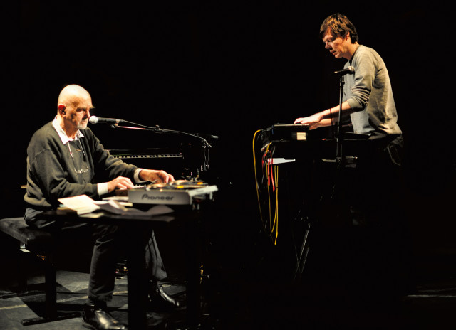 Hans-Joachim Roedelius e Stefan Schneider in concerto il 4 maggio 2016 al Teatro Franco Parenti