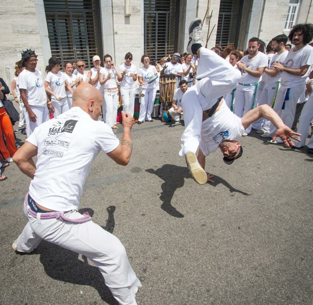 L'Associazione Balanço do Mar in Capoeira na rua, per le strade di Napoli